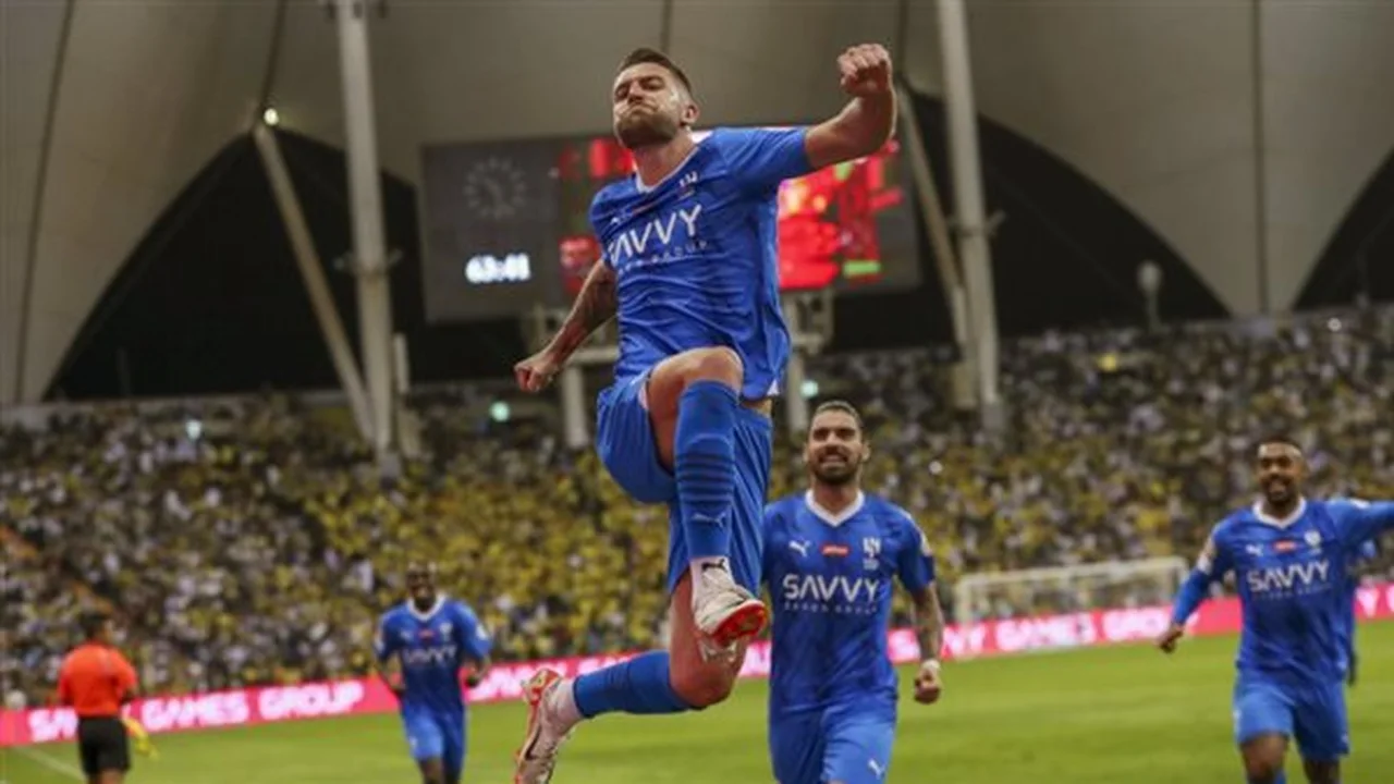 قمة الدوري السعودي.. القنوات الناقلة لمباراة الهلال والاتفاق وتوقيت انطلاق اللقاء